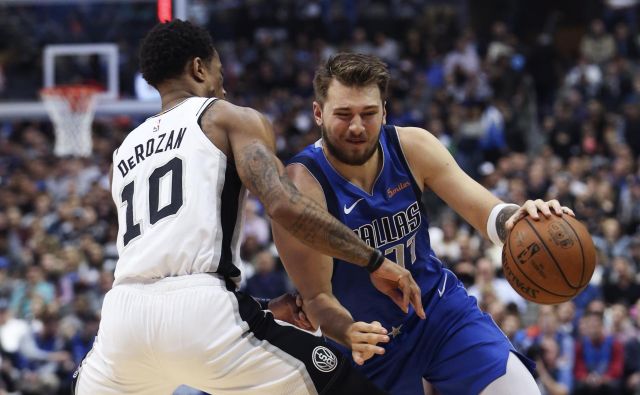 Luka Dončić preigrava igralca San Antonia DeMarja DeRozana. FOTO: Reuters