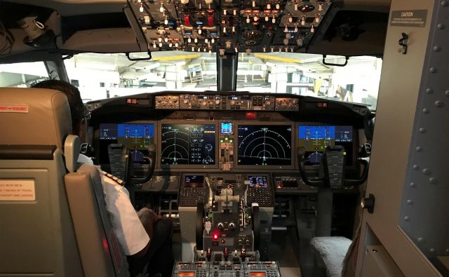Notranjost pilotske kabine letala Boeing 737 Max 8. FOTO: Abhirup Roy/Reuters