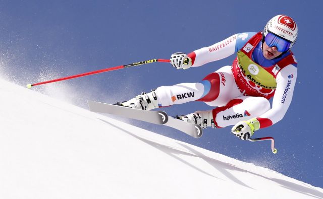 Beat Feuz slavi novi mali kristalni globus. FOTO: Reuters