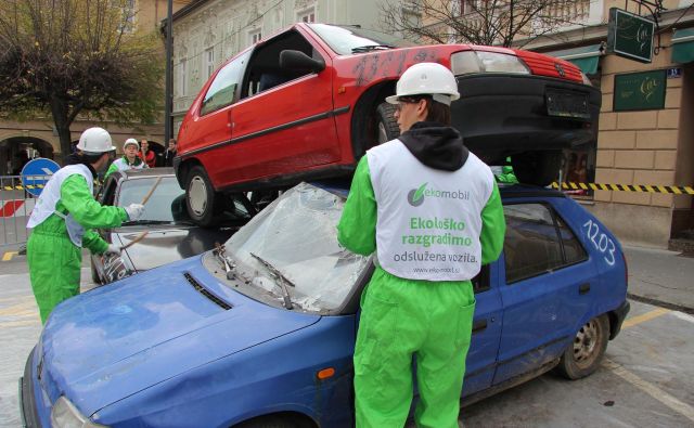 Oddaja v razgradnjo je eden od načinov za varovanje okolja in neplačilo dajatve. FOTO: Brane Piano/Delo