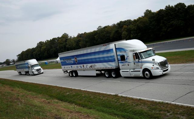 Sodobna logistika uvaja <em>platooning </em>– avtonomno vožnjo v konvojih tovornjakov, ki naj bi bila varnejša, čas v kabini in zunaj nje pa bolje izrabljen. FOTO: Reuters