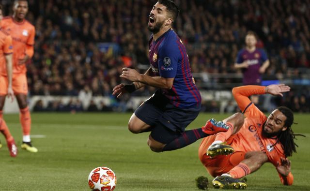 Luis Suarez je za prvi gol Barcelone, po katerem je nadzirala igro, prelisičil glavnega sodnika in VAR ter izsilil enajstmetrovko. FOTO: AFP