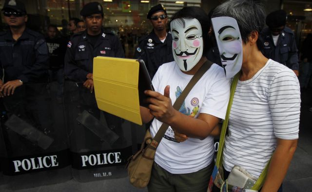 Protestnika na ulicah Bangkoka: vsebine na svetovnem spletu vse bolj nadzira vojaška vlada. FOTO: Reuters