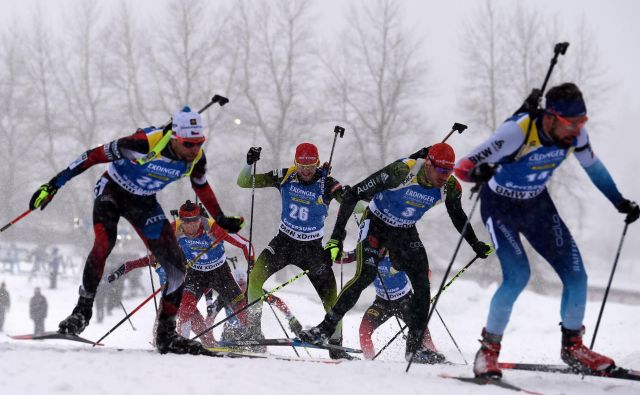 Jakov Fak (številka 26) se je zelo premišljeno lotil teka v skupini na zadnji tekmi svetovnega prvenstva.<br />
FOTO AFP