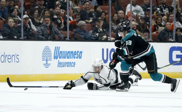 Anže Kopitar in soigralci so se znova znašli na kolenih. FOTO: Katharine Lotze/AFP