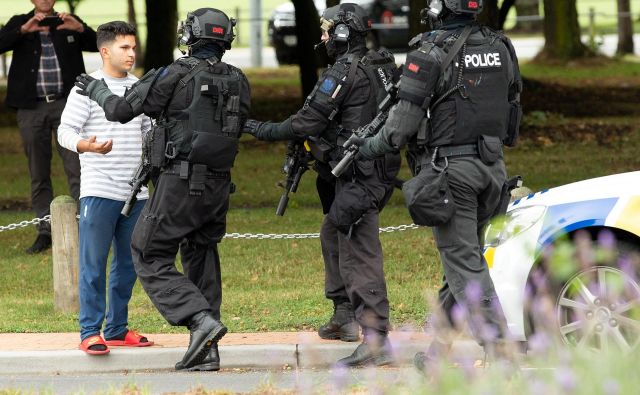 Novozelandski policisti do pred kratkim niso nosili pištole v službi, danes so v drugi najbolj varni državi na svetu policisti morali v roke vzeti dolgocevno orožje. FOTO: Reuters