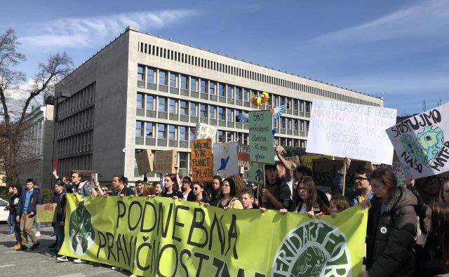 V Ljubljani so se protestniki najprej zbrali na Kongresnem trgu, nato pa so se premaknili še pred parlament. FOTO: Voranc Vogel/Delo