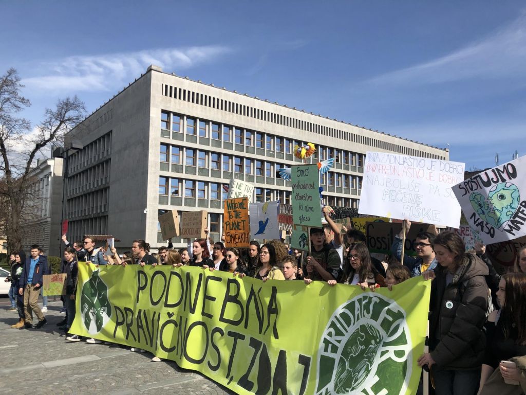 FOTO:»Starejšim ne zaupamo več, razočarani smo nad ignoriranjem največje krize v zgodovini človeštva!« (VIDEO)