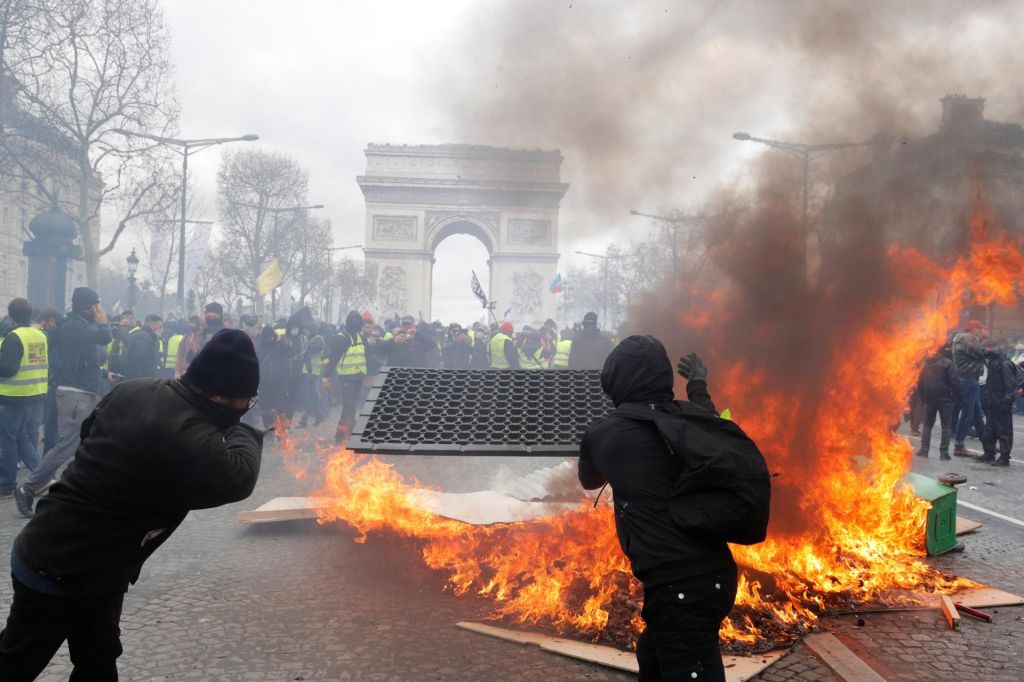 Protesti rumenih jopičev znova prerasli v nasilje