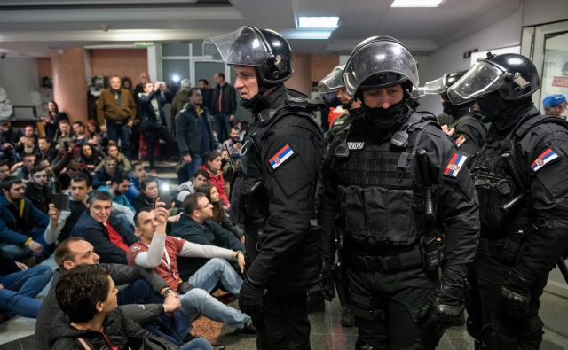 Protestniki danes pred predsedniško palačo, fotografija od sinočnih protestov pred zgradbo televizije. FOTO: Reuters