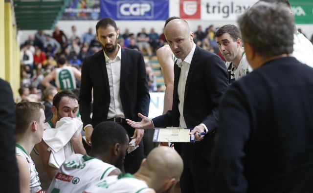 Jure Zdovc in njegov pomočnik Stipe Modrić sta v igralskih dneh osvojila z Olimpijo naslov prvaka lige ABA, letos sta potonila na njeni barki. FOTO: Leon Vidic