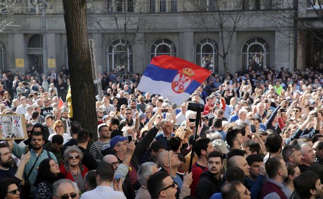 Ena izmed največjih težav Srbije je, da mladi odhajajo iz države, kar bi lahko preprečili le z novimi delovnimi mesti. FOTO: Marko Djurica/Reuters