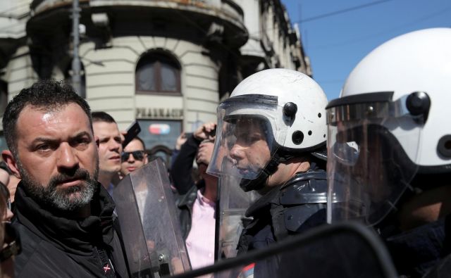 Pred predsedniško palačo v Beogradu v nedeljo opoldne. Foto REUTERS