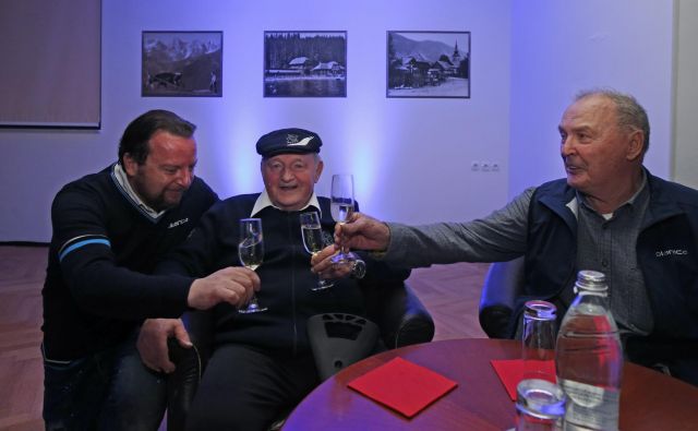 Vse najboljše, Planica! Ob jubileju so nazdravili Sebastjan Gorišek (levo), njegov oče, konstruktor letalnice Janez Gorišek (v sredini), in Jože Šlibar. FOTO: Matej Družnik/Delo