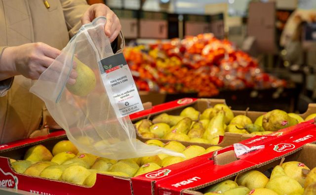 S pralnimi mrežastimi vrečkami iz recikliranega materiala za večkratno uporabo se lahko izognemo najtanjšim in za okolje zelo obremenjujočim plastičnim vrečkam. FOTO: arhiv Spar Slovenija