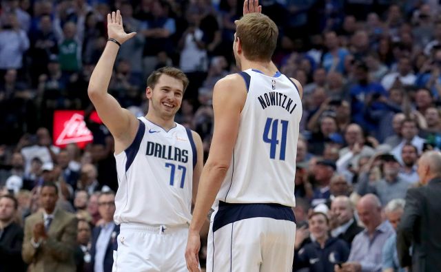 Luka Dončić je vknjižil peti trojni dvojček v sezoni, Dirk Nowitzki pa pisal zgodovino. FOTO: Tom Pennington/AFP