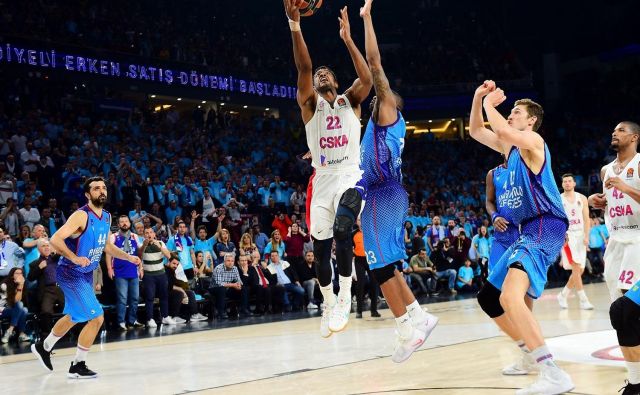 Cory Higgins (levo) je v Istanbulu utišal 14.258 navijačev Efesa. FOTO: euroleague.net