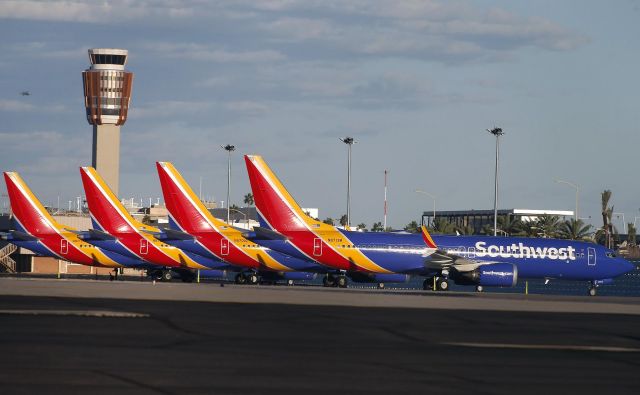 Boeingova najnovejša potniška letala 737 max 8 čakajo na preverjanje varnosti, potem ko sta v petih mesecih dve strmoglavili kmalu po vzletu. Fotografiji AFP