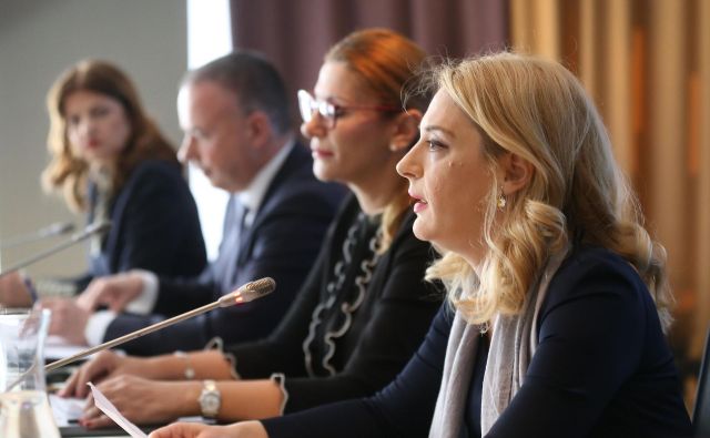 Kaj bodo lastniki AIK banke prinesli slovenski družbi in bančništvu? Na sliki z leve: Sonja Šmuc, generalna direktorica GZS, Mario Henjak, predsednik uprave Gorenjske banke, Jelena Galić, prva nadzornica Gorenjske banke, in Zorana Vlatković, ambasadorka Srbije v Sloveniji.<br />
Foto Leon Vidic/Delo