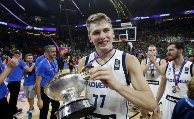 Sanje spet resničnost? Luka Dončić v slovenskem dresu in šampionski pokal. FOTO: Blaž Samec