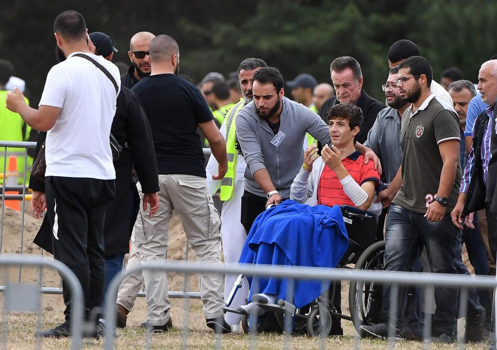 FOTO:Pokopali prve žrtve strelskega napada, ljudje vračajo avtomatsko orožje