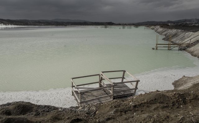 Na prvi pogled romantično jezero v Lukavcu domačini imenujejo Belo morje, v njem se kopičijo strupene industrijske odplake. V tej vodi riba ne preživi niti pol ure. FOTO: Voranc Vogel/Delo