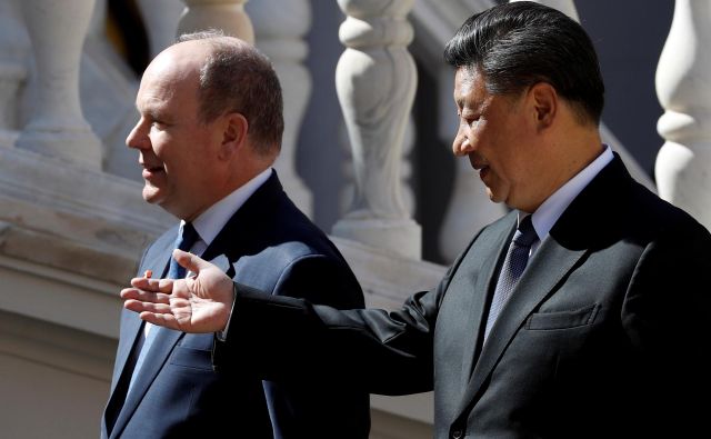 Xi Jinping je kot prvi kitajski predsednik obiskal Monako. Na fotografiji v družbi princa Alberta II. FOTO: Reuters