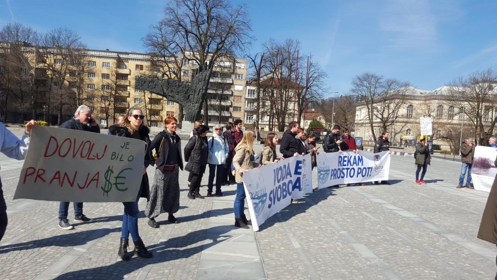 FOTO:V Ljubljani protest za Muro: »Dovolj je bilo pranja evrov« (VIDEO)