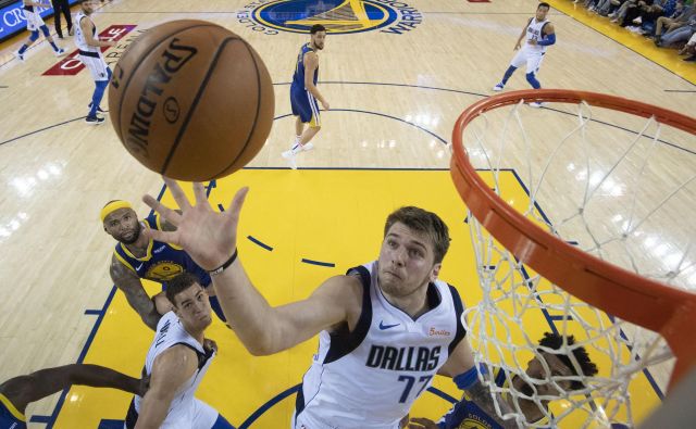 Luka Dončić si je mojstrsko pokoril prvake. FOTO: Kyle Terada/Reuters