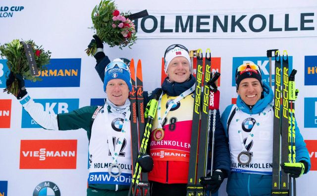 Johannes Thingnes Bø (v sredini) je bil razred zase v bistlonskem svetovnem pokalu. FOTO: AFP