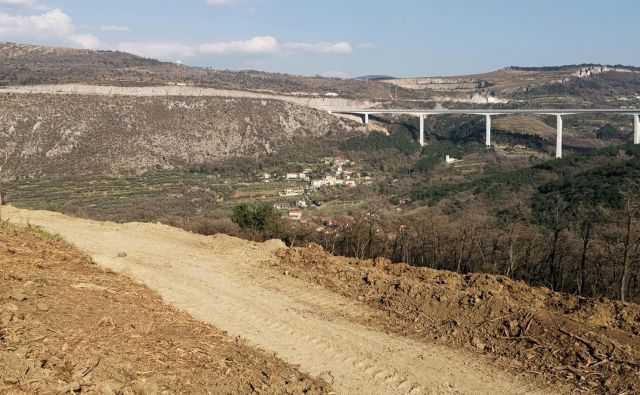 Prvi kilometer dostopne ceste do gradbišča pri Tinjanu je že zasnovan. Foto Boris Šuligoj