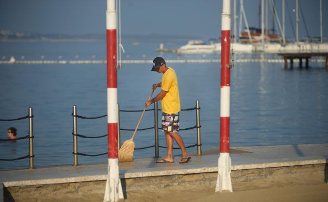 V občinskem komunalnem podjetju Okolje Piran bo pometala nova metla, dosedanji direktor Alen Radojkovič pa bo po novem odgovoren za finance. Foto Jure Eržen