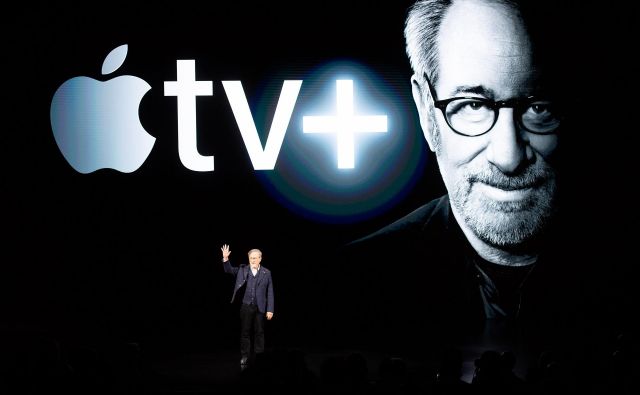Med zvezdniki je na oder prvi prišel Steven Spielberg in napocedal novo serijo. FOTO: Noah Berger/AFP