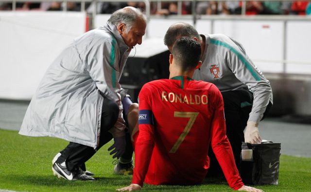 Cristiano Ronaldo je z igrišča odšepal že po pol ure. FOTO: Rafael Marchante/Reuters