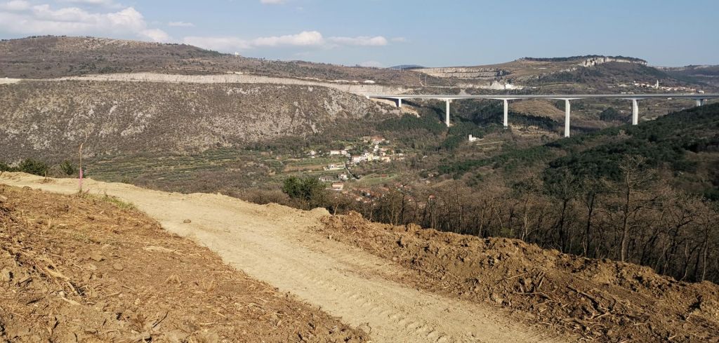 Kljub nasprotovanju so se dela za drugi tir že začela