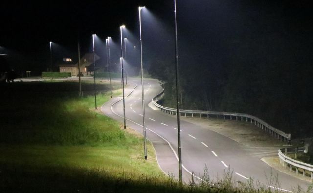 Razsvetljava, ki po nepotrebnem obremenjuje občinski proračun. FOTO: Franc Dornik