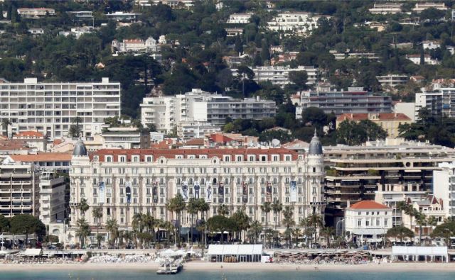 Cannes je arhitekturno lepo mesto z ljubkim starim delom na hribčku Suquet, ni preveliko in nima odurnosti nekaterih sredozemskih mest.