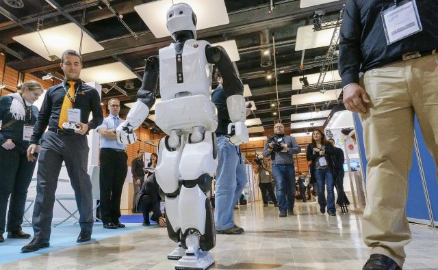 Senzorji RLS Merilne tehnike so v robotih, ki hodijo, igrajo nogomet, iščejo pot iz labirintov – kot je REEM-C podjetja PAL Robotics. Foto Reuters