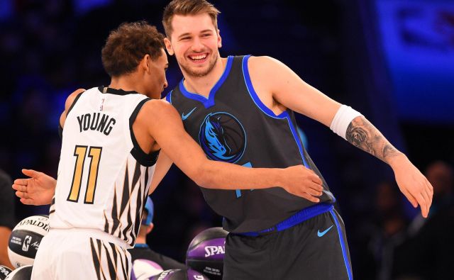 Trae Young (levo) je edini, ki lahko ogrozi Luko Dončića v izboru za novinca leta v ligi NBA. Foto Reuters