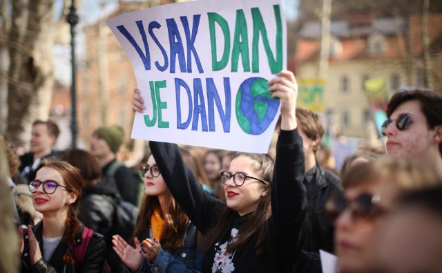 Veliko pomembnih odločitev čaka mlade: kako reciklirati, kaj kupovati, koga voliti, kaj delati, kako delati, kaj jesti, kako preživljati prosti čas, kako živeti. FOTO: Jure Eržen/Delo