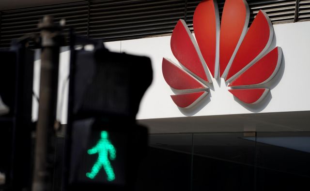 Lani je Huawei s prodajo svojih izdelkov prestopila čarobno mejo 100 milijard dolarjev. FOTO: Aly Song/Reuters