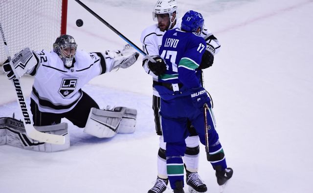 Takole sta vratar Jonathan Quick in napadalec Anže Kopitar branila svoja vrata pred Joshom Leivo (št. 17). Foto USA Today