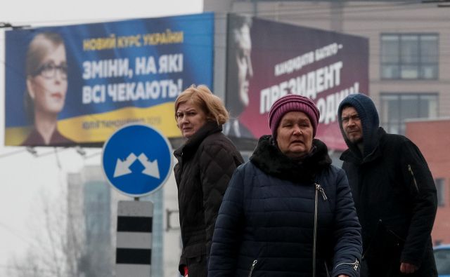 Vija, vaja, ven: Julija Timošenko in Petro Porošenko se bosta danes borila za drugo mesto oziroma nastop v drugem krogu predsedniških volitev. FOTO: Reuters