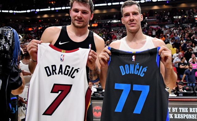 Luka Dončić (levo) in Goran Dragić sta si kot velika prijatelja izmenjala svoji majici. FOTO: USA Today