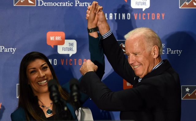 Lucy Flores in Joe Biden nista več prijatelja. FOTO: AFP