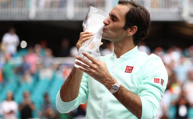 V Miamiju je Roger Federer lovoriko poljubil že četrtič. FOTO: Al Bello/AFP