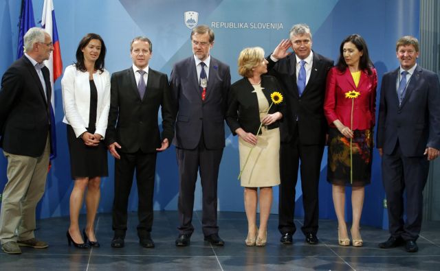 Skupinska fotografija izvoljenih poslancev za evropski parlament v novinarskem središču na Gospodarskem razstavišču v Ljubljani 25. maja 2014. FOTO: Matej Družnik/delo