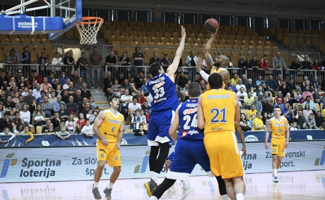 Lance Harris (z žogo) je bil neustavljiv za obrambo MZT. FOTO: ABA