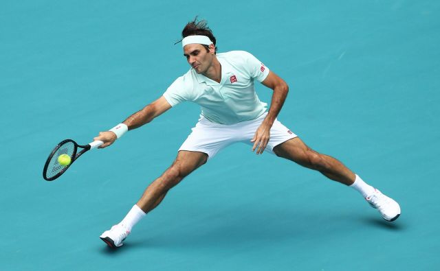 Roger Federer se je po treh zmagah v Key Biscaynu razveselil tudi prve na novem štadionu Hard Rock, kjer sicer domujejo igralci ameriškega nogometa Miami Dolphins. FOTO: AFP