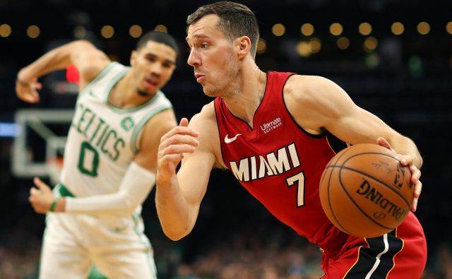 Goran Dragić v dvoboju z Jaysonom Tatumom. FOTO: AFP